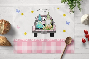 Oster-Tischset mit Bauernhof-Truck, Gnomen und rosa Karomuster auf einem Holztisch