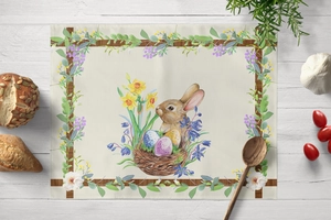 Oster Tischset mit Aquarell-Hase und Eiern auf rustikalem Holztisch Hintergrund