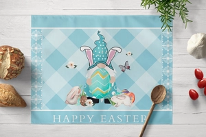 Nahaufnahme von Oster-Tischset mit Gnom-Motiv und Happy Easter Text auf Holzoptik