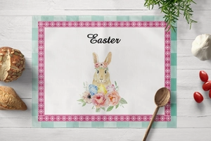 Detail von Oster-Platzset mit Aquarell-Hase und Eiern auf weißem Holztisch