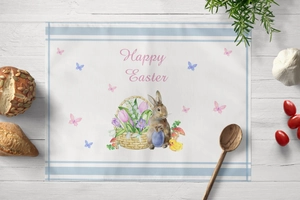 Detailaufnahme Oster-Tischset mit Aquarell-Hase und Blumen auf weißem Holztisch