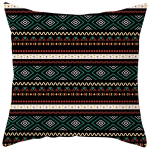 Detailansicht eines Kissenbezugs im Boho-Stil mit bunten geometrischen Tribal-Mustern