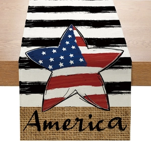 Chemin de table de fête avec étoile drapeau américain et texte America sur fond bois