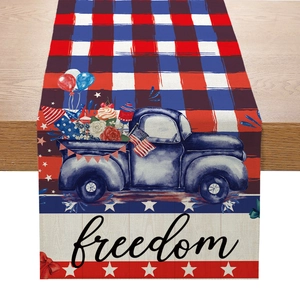 Détail du chemin de table Fête de l'Indépendance avec camion vintage et carreaux bleus