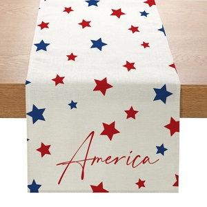 Détail du tissu en lin avec motifs d'étoiles USA et lettrage America sur le chemin de table