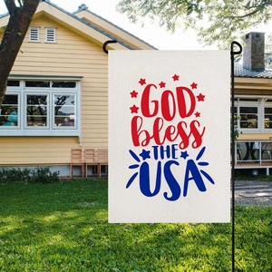Dettaglio della bandiera da giardino God Bless the USA con trama in lino e prato