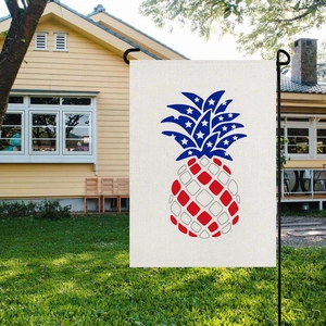 Dettaglio della bandiera da giardino in lino con design patriottico ad ananas