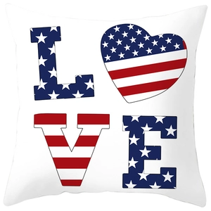 Détail de l'imprimé LOVE avec motif drapeau américain sur la taie d'oreiller carrée