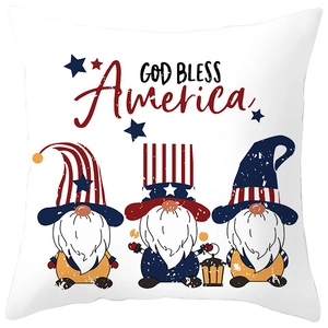 Housse de coussin gnome du Jour de l'Indépendance avec texte God Bless America et drapeaux