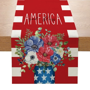 Texture détaillée du chemin de table en lin avec imprimé America God Bless et fleurs