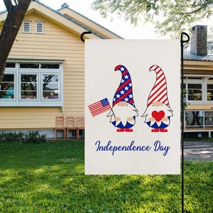 Dettaglio della bandiera da giardino Independence Day con gnomi su tela di lino