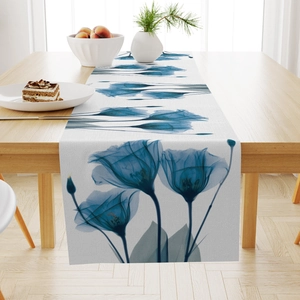 Dettaglio del runner da tavola in lino con eleganti motivi floreali blu traslucidi