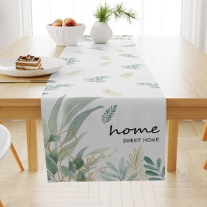 Dettaglio runner da tavola in lino con stampe di foglie e testo Home Sweet Home su legno
