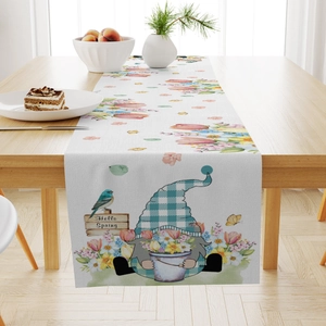 Dettaglio di un gnomo Hello Spring con tulipani su runner da tavola in lino su legno