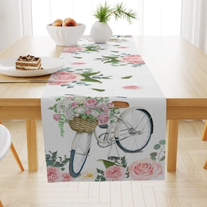 Runner da tavola in lino con stampa di girasoli e bicicletta su un tavolo in legno