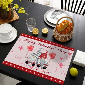 Gros plan du set de table de la Saint-Valentin avec gnomes et texte Happy Valentine