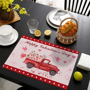 Détail du set de table de Saint-Valentin avec imprimé camion rouge et roses roses