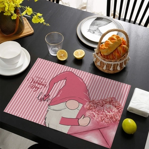 Détail de la texture du tissu et du motif gnome sur un set de table de Saint-Valentin