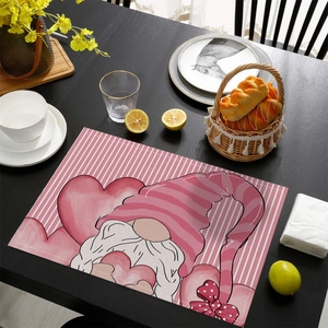 Détail d'un set de table Saint-Valentin avec gnome et rayures roses sur table en bois