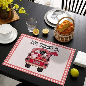 Vue détaillée du set de table Saint-Valentin avec voiture rose sur table en bois
