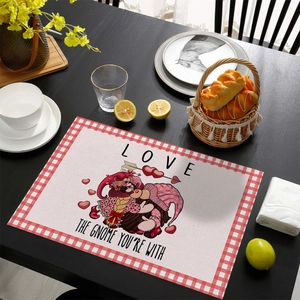Détail du set de table en tissu avec motif de gnomes amoureux et texte décoratif