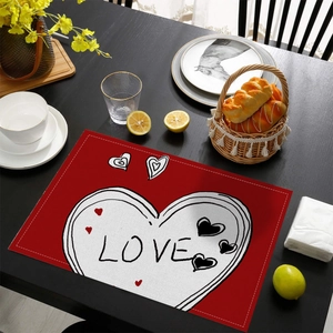Détail du set de table rouge de Saint-Valentin avec imprimé cœur LOVE et couture blanche