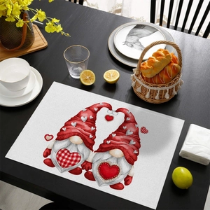 Set de table gnome de la Saint-Valentin sur une table en bois noir décorée
