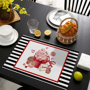 Set de table de Saint Valentin avec rayures noires blanches et dessin de gâteaux roses
