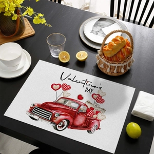 Gros plan du set de table Saint-Valentin avec camion vintage sur une table en bois sombre