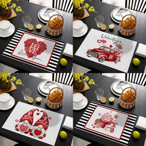 Sets de Table de la Saint Valentin en Polyester Imprimé Gnomes de Coeur Tapis de Table Résistant à la Chaleur Décoration