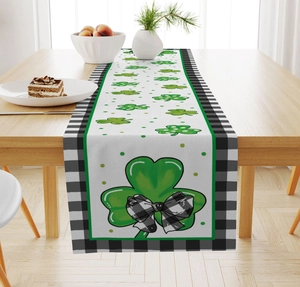 Chemin de table Saint-Patrick avec trèfles verts et motifs à carreaux noirs et blancs
