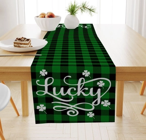 Détail du chemin de table Saint-Patrick à carreaux verts avec motif trèfle Lucky blanc