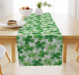Détail du chemin de table Saint-Patrick avec imprimé trèfle aquarelle vert sur lin
