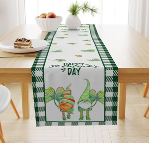 Chemin de table Saint-Patrick avec motifs de nains et trèfles sur une table en bois clair