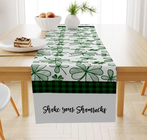 Détail du chemin de table de la Saint-Patrick en lin avec trèfles et motif écossais