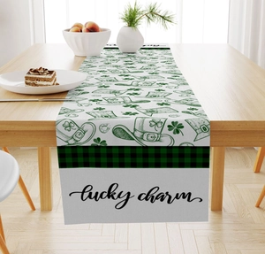 Détail d'un chemin de table en lin Saint-Patrick avec trèfles verts et texte Lucky Charm