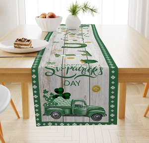 Détail du chemin de table en lin Saint-Patrick avec trèfles et motif Lucky sur bois