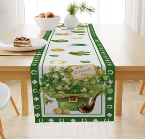 Détail d'un chemin de table en lin avec trèfles et texte Happy St. Patrick's Day