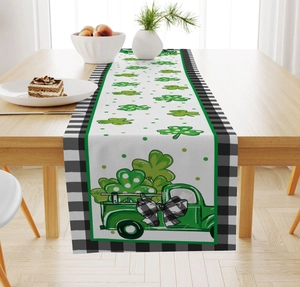Détail du chemin de table Saint-Patrick avec motifs de trèfles et camionnette verte