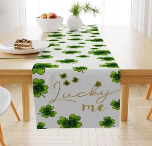 Détail du chemin de table en lin avec motif trèfle vert et lettrage doré Lucky Me