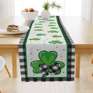 Chemin de table Saint-Patrick en lin avec motifs de trèfles et bordures à carreaux