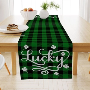 Chemin de table Saint-Patrick à carreaux verts avec lettrage Lucky et motif de trèfle