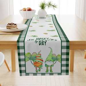 Chemin de table en lin Saint-Patrick avec gnomes et trèfles sur une table en bois