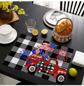 Gros plan d'un set de table patriotique à carreaux Buffalo avec un camion rouge vintage