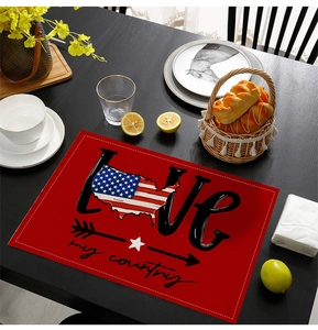 Détail d'un set de table rouge rectangulaire avec carte USA et lettrage LOVE sur table