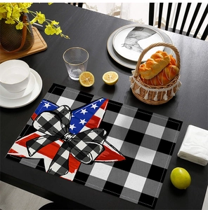 Détail du set de table du 4 juillet avec étoile drapeau sur motif à carreaux noir et blanc