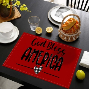 Set de table rouge God Bless America avec motif cœur sur une table en bois noir
