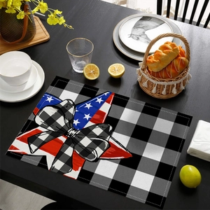 Set de table du Jour de l'Indépendance avec carreaux noirs et blancs et étoile drapeau