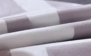 Gros plan sur le tissu en velours ultra doux avec un motif à carreaux gris et blanc