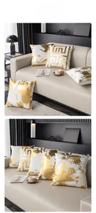 Détail de motifs abstraits et géométriques dorés sur housses de coussin de luxe
